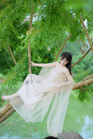 美女露胸无遮挡
